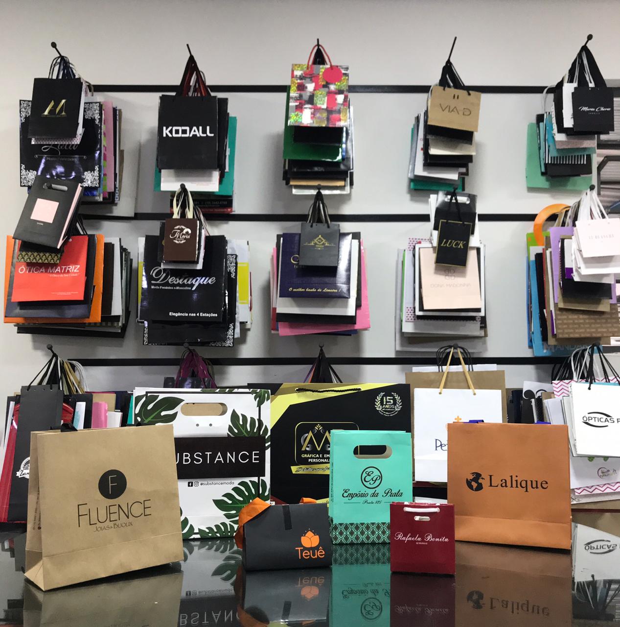 Showroom de embalagens personalizadas MR — caixas e sacolas de diversos clientes
